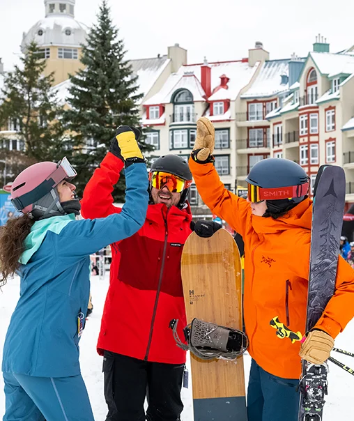 4 Personnes allant faire de la planche à neige